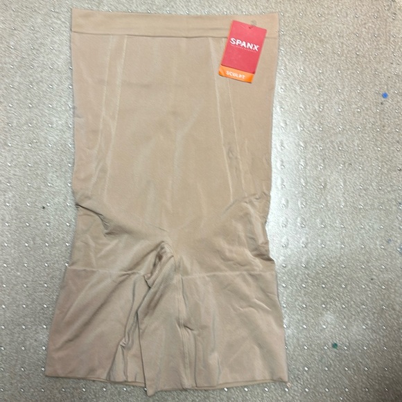 Spanx OnCore High-Waisted Mid-Thigh Short - Picture 3 of 7